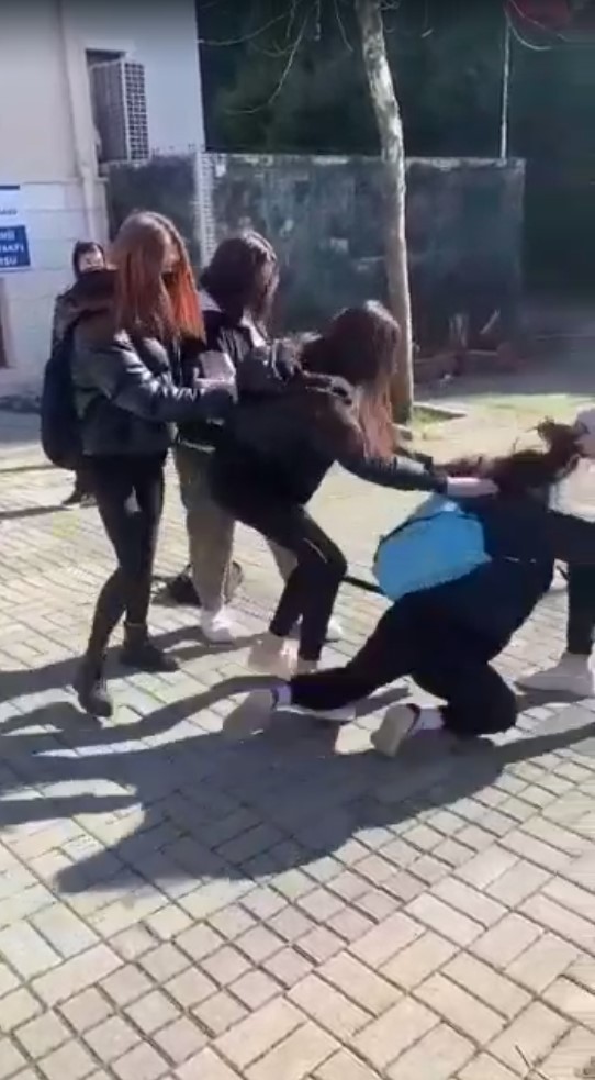 Lise öğrencisi kızlardan şok edici kavga!