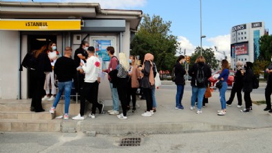 CHP'li İBB döneminde İstanbullunun çilesi bitmiyor! İstanbulkart vizeleme işlerinde uzun kuyruklar oluştu