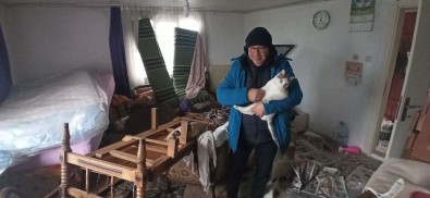 Hirsizlar Evin Kapilarini Söküp Götürdü