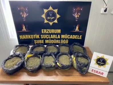 Izne Çikan Uzman Çavus Valiz Içine Sakladigi 10 Kilo 50 Gram Uyusturucu Maddesi Ile Yakalandi