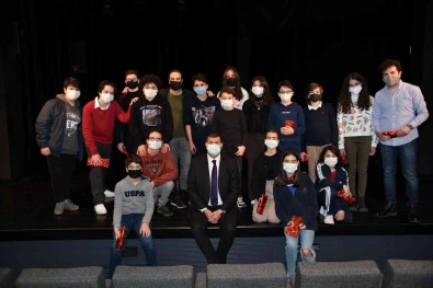 Kadiköy Belediyesi'nde Radyo Tiyatrosu Yapan 'Bizim Çocuklar' Türkiye Sinirlarini Asti