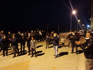 Komsulari Yüzünden Ellerinde Sopalarla Ekmek Almaya Çikiyorlar