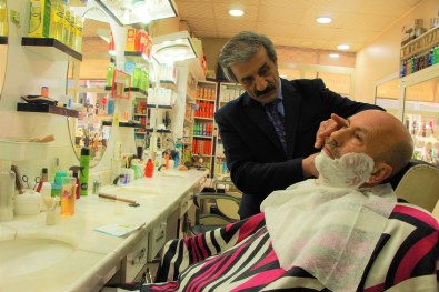 Müsterilerini 35 Yildir Takim Elbise Ve Kravatla Tiras Ediyor