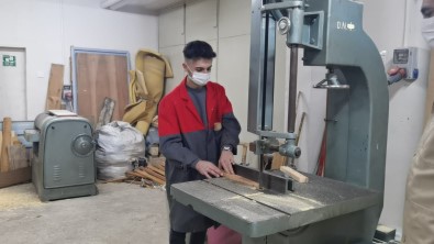 Ögrenciler Hem Okuyorlar Hem De 5 Bin Lira Maas Aliyorlar