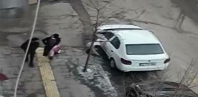 Yere Düsen Çantayi Çaldilar, O Anlar Güvenlik Kamerasina Yansidi