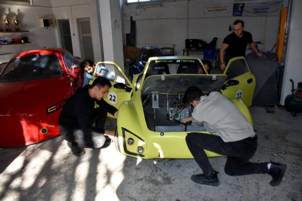 Üniversiteli öğrenciler 8 boyunca gece-gündüz çalışıp elektrikli araç üretti!