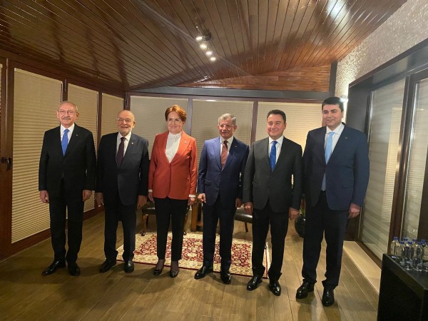 6 benzemez toplantısında muhalefet liderleri bakın ne sırasına göre dizildi!