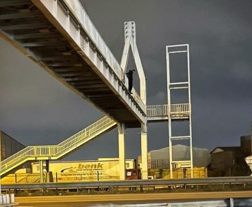 D-650 Karayolunda Köprüye Çikti, Vatandaslar Ölümün Kiyisindan Aldi