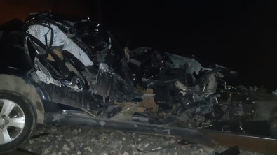 Trenin Çarptigi Otomobilin Sürücüsü Canini Araçtan Son Anda Atlayarak Kurtardi