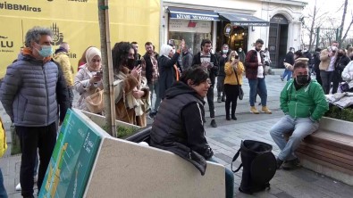 Istiklal Caddesi'nde Renkli Görüntüler Açiklamasi Sokak Müzisyenleri Çaldi, Turistler Eglendi