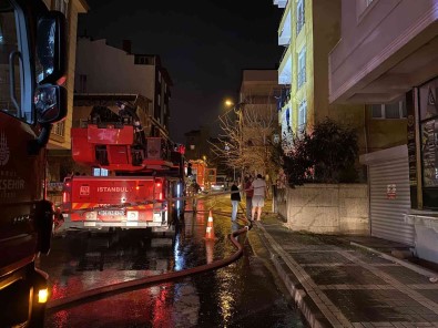 Ümraniye'de Binanin Çatisi Alevlere Teslim Oldu