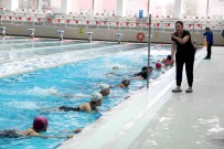 Antalya'da Kadinlar, Yaz Mevsimi Öncesi Havuzda Jimnastikle Forma Giriyor