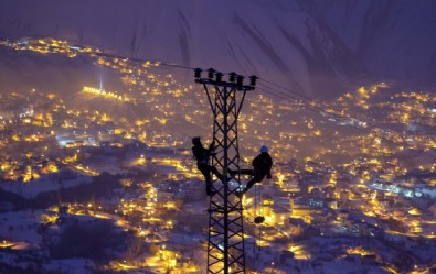 Hakkari'de iki kadın, dağlarda elektrik kesintileriyle mücadele ediyor!