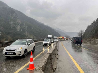 Kontrolden Çikan Tir Refüje Çarpti Açiklamasi D-650 Karayolunda Trafik Durma Noktasina Geldi