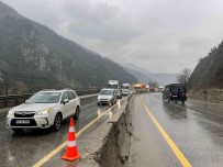 Kontrolden Çikan Tir Refüje Çarpti Açiklamasi D-650 Karayolunda Trafik Durma Noktasina Geldi