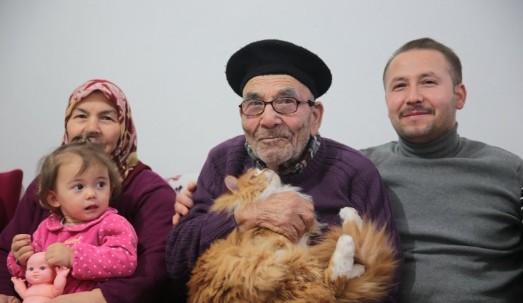 Evi yanan ve alevlerden kedisi ile kurtulan 'Ali Dede'den haber var...