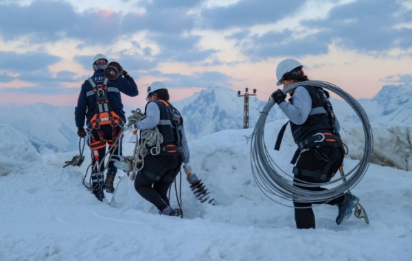 Hakkari'de iki kadın, dağlarda elektrik kesintileriyle mücadele ediyor!
