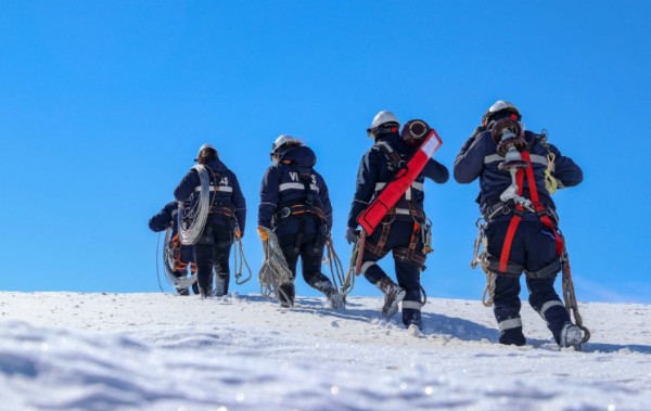 Hakkari'de iki kadın, dağlarda elektrik kesintileriyle mücadele ediyor!