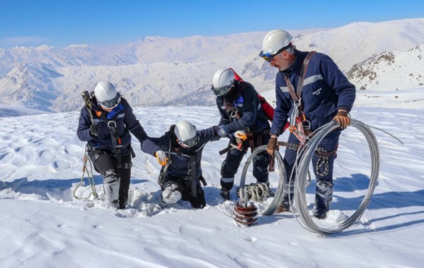 Hakkari'de iki kadın, dağlarda elektrik kesintileriyle mücadele ediyor!