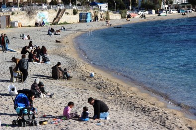 Subat Ayinda Deniz Keyfi Açiklamasi Günesi Gören Sahile Kostu