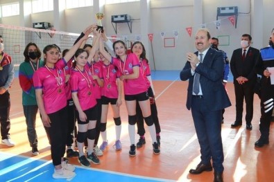 Vali Pehlivan Cizre'de Voleybol Turnuvasinin Final Müsabakasini Izledi