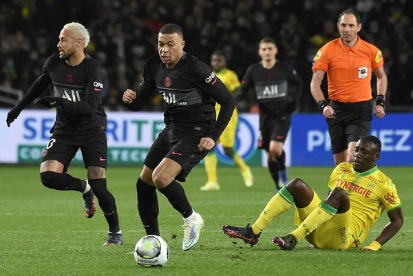 Nantes, yıldızlar ordusu PSG’yi ilk yarıda dağıttı! Neymar’ın penaltısı dalga konusu oldu...