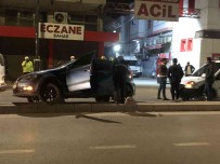 'Dur' Ihtarina Uymayan Sürücü Kaza Yapip Refüje Çikti
