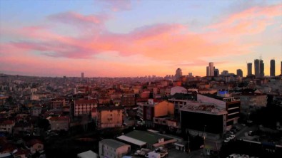 Istanbul'da Gökyüzü Kizila Büründü