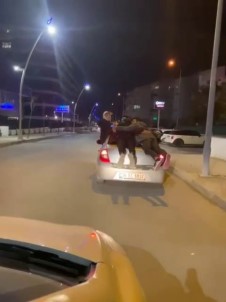 (Özel) Büyükçekmece'de 5 Genç Araç Üstünde Seyahat Etti