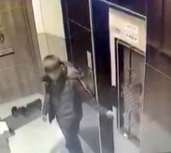Apartmanlardan Ayakkabi Çalan Hirsiz Güvenlik Kamerasina Yakalandi
