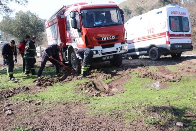 Hem Ambulans Hem De Kurtarmak Için Gelen Itfaiye Araci Çamura Saplandi