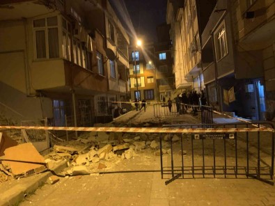 Küçükçekmece'de 3 Katli Binanin Balkonu Çöktü
