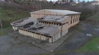 Okul Bahçesindeki Eski Spor Salonu Tehlike Saçiyor