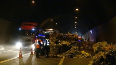 TEM'de Tir Kazaya Karisti, Tonlarca Atik Malzeme Yola Döküldü