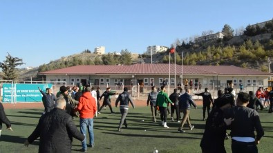 Yesil Sahada Yumruk Ve Tekmeler Havada Uçustu