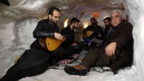 20 Metre Uzunlugundaki Kar Tünelinde Mum Isiginda Müzik Ziyafeti