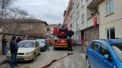 Apartmanin Çati Kati Alevlere Teslim Oldu