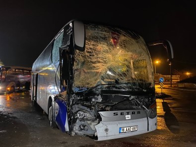 Bursa'da Kamilkoç Firmasina Ait Otobüs Tira Arkadan Çarpti, Muavin Sikisarak Yaralanirken 20 Yolcu Ölümden Döndü