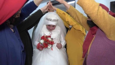 Dügününde Hayal Ettigi Beyaz Gelinligi 40 Yil Sonra Giydi