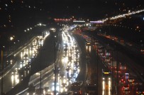 Istanbul Güne Yagmurla Uyandi