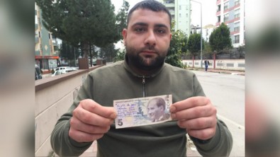 Para üstündeki notu görünce duygulandı! Her yerde paranın sahibini arıyor...