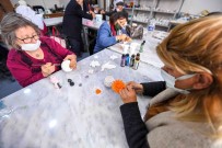 Yaslilar, Büyüksehir Belediyesinin El Sanatlari Atölyesinde Üretiyor