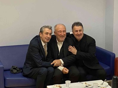 Atasehir'de 'Sifa Niyetine' Oyununun 5. Yilinda Altan Erkekli'ye Sürpriz Kutlama