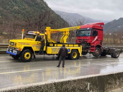 D650'de Bariyerleri Asan Tir Karsi Seride Geçti Açiklamasi 2 Yarali