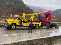 D650'de Bariyerleri Asan Tir Karsi Seride Geçti Açiklamasi 2 Yarali