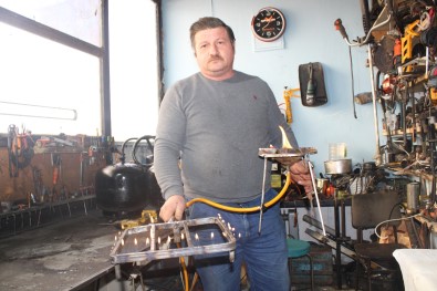 Ordulu Motor Tamircisi, Bir Çay Bardagi Benzinle 5 Saat Yanan Gaz Üretti