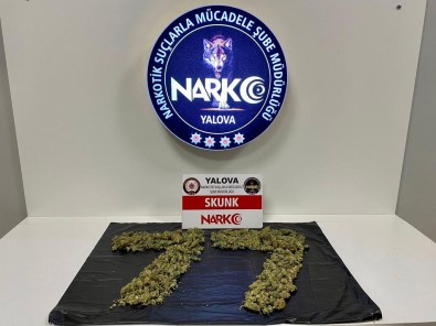 Polisten Kaçarken 5 Kilo Uyusturucuyu Yola Atti