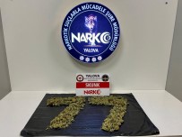 Polisten Kaçarken 5 Kilo Uyusturucuyu Yola Atti