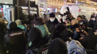 Rusya'da Savas Karsiti Gösterilere Polis Müdahalesi Açiklamasi 'Beni Tutuklamayin, Putin'i Tutuklayin'