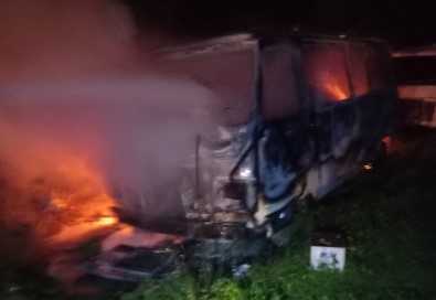 Yanan Minibüste Alevlerin Arasinda Kalarak Can Verdi